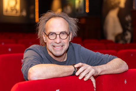Elmar Bux sitzt im Zuschauerbereich des Kino Waldhorn.