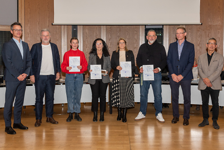 Preisverleihung am Mittwoch im Landratsamt Tübingen, bei der unter anderem die Hailfinger Ortsvorsteherin Sabine Kircher, Hochbauamtsleiter Alexander Widlowski und Rottenburgs Baubürgermeisterin Annette Schwieren den Preis ?Beispielhaftes Bauen? der Architektenkammer Baden-Württemberg entgegen nehmen.