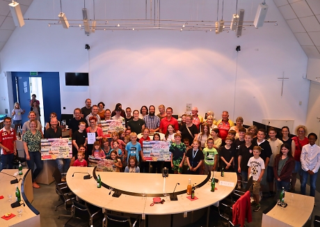 Gruppenbild im Gemeindesaal mit allen ausgezeichneten Radfahrer*innen.