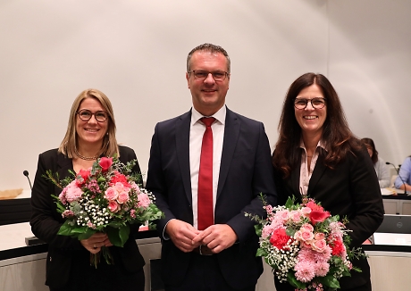 Oberbürgermeister Stephan Neher (mitte) mit Baubürgermeisterin Annette Schwieren (links) und der neuen Finanz- und Bildungsbürgermeisterin Manuela Beck (rechts).