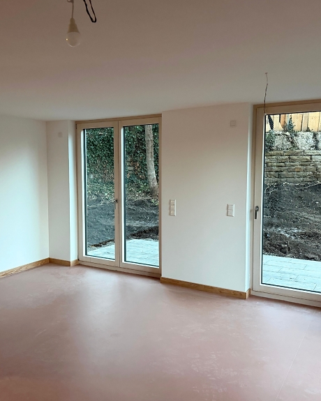 Blick ins Wohnzimmer und auf die Terrasse.