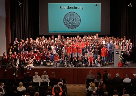 Gruppenfoto aller geehrten Sportlerinnen und Sportler mit Oberbürgermeister Stephan Neher auf der Bühne der Festhalle