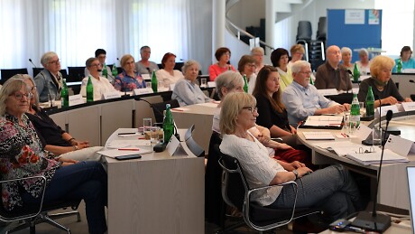 Ein Sitzungssaal, gefüllt mit Teilnehmern der Veranstaltung, welche interessiert nach vorne schauen