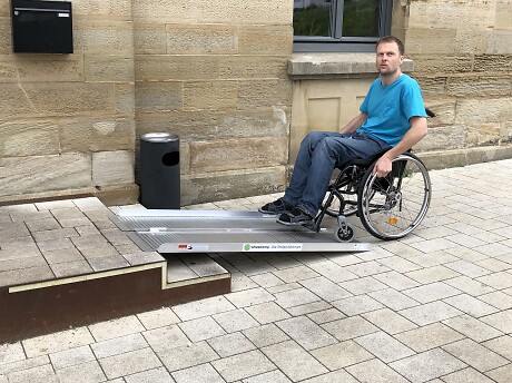 Stefan Erlewein, Behindertenbeauftragter der Stadt Rottenburg am Neckar testet die mobile Rampe.