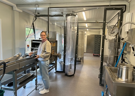 Eine Frau steht neben einer Flüssigei-Produktionsanlage.