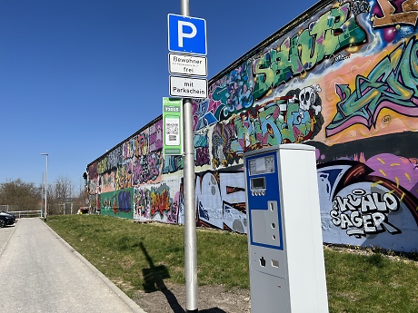 Parkscheinautomat mit Parkschild