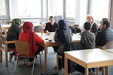 Karrierewerkstatt: Menschen werden am Tisch beraten
