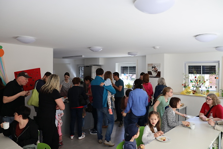 Die neue Mensa in Baisingen von innen. Kinder und Eltern essen Kuchen.