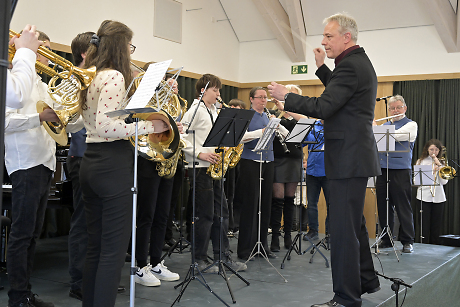 Orchester aus Stadtkapelle und Musikschülern