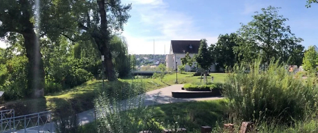 Ein Park bei Tag mit schönen Beeten und Sträuchern.