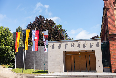 Ein Bild der Festhalle in Rottenburg, einem Gebäude für größere Veranstaltungen, von vorne