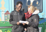 Mann und Frau vor Bus