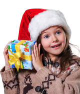 Mädchen mit Weihnachtsmütze freut sich über ein Geschenk