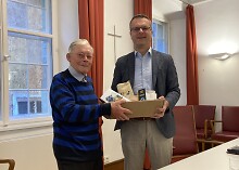 Oberbürgermeister Stephan Neher (rechts) überreicht einen großen Geschenkekorb an Ernst Schiebel als Dank für sein langjähriges Engagement als Grünpate