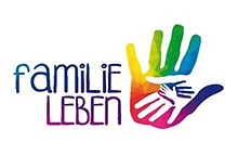 Vier Hände, große und kleine, ineinander und Schriftzug Familie Leben