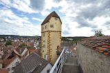 Aufsteigende Straße mit historischen Häusern und Stadttor