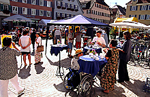 Leute im Gespräch auf dem Marktplatz