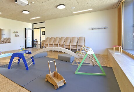 Innenaufnahme eines Raumes mit einigen Spielsachen im Kinder- und Familienzentrum St. Remigius