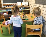 Kindergarten Liefrauenhöhe von innen; spielende Kinder am Tisch