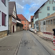 Eine Straße mit einer Baustelle