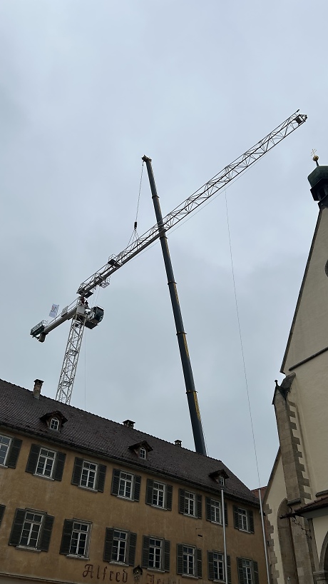 Sicht vom Marktplatz aus auf das Jeckel-Areal. Ein Kran baut dort einen großen anderen Kran auf.