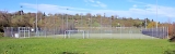 eingezäuntes Kleinspielfeld im Hintergrund Streuobstwiesen
