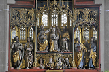 Figurenreicher, geschnitzter und bemalter Altar in spätgotischen Formen