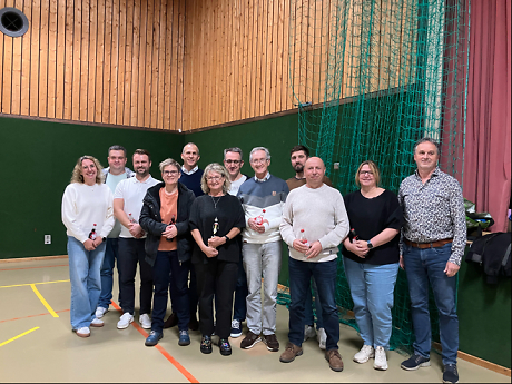 Gruppenbild der Gründungsmitglieder des Fördervereins in der Halle
