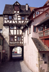 Verwinkeltes, mittelalterliches Fachwerkgebäude