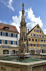 Historischer Brunnen in spätgotischen Formen