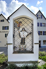 Barocke Statue in einem vergitterten Schrein