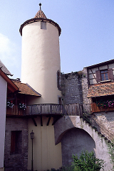 Glatt verputzter Rundturm in einer mittelalterlichen Stadtmauer