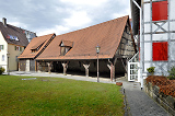 Teilweise überdachter Innenhof und Gebäude