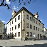 Haus in barocken Formen mit großem Wirtschausschild
