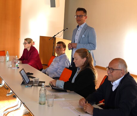 Herr Dr. Bednarz spricht zu den Unternehmern bei der Standortinitiative