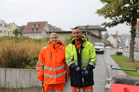 Frau Schwieren und ein TBR Mitarbeiter lächeln in die Kamera