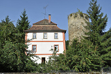 Barockgebäude neben mittelalterlichem Turm