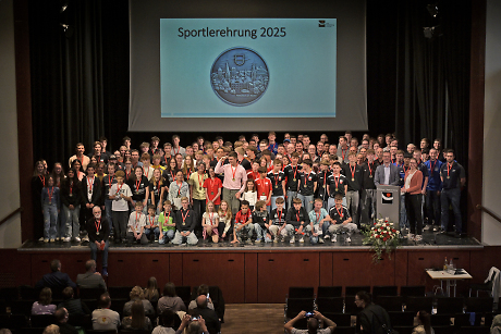 Gruppenbild auf der Bühne von allen Geehrten und Oberbürgermeister Stephan Neher bei der Sportlerehrung 2025
