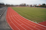 Rasenspielfeld mit Laufbahn