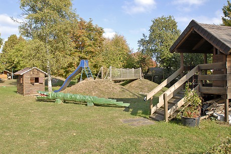 Spielplatz mit Blockhütte
