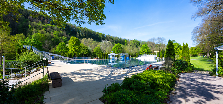 Außenaufnahme vom Schwimmbecken im Freibad in Rottenburg