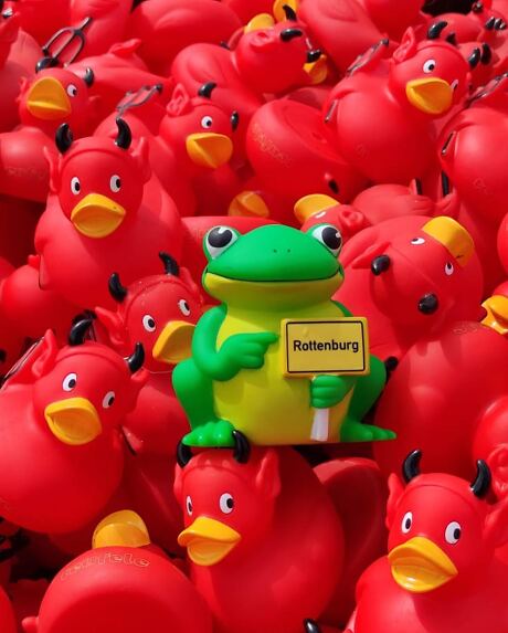 mehrere teufele und ein Frosch mit Schild Rottenburg