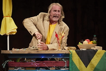 Ein alter Mann steht hinter einer Bar und mixt Cocktails