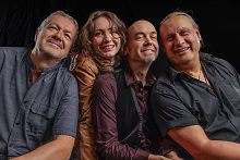 Vier Sänger der Band Huge