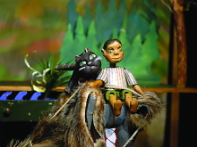 Eine Menschen- und eine Katzenpuppe aus Holz