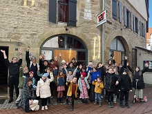 Viele Mitglieder der TaT Spielclubs vor dem Theatergebäude