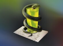 Eine Schlange wickelt sich um einen Drink, der auf einem Brief steht