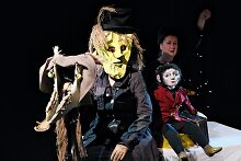 Verschiedene Puppen, Spielerinnen oder Spieler:innen in Masken