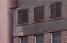 Haus mit geschlossenen Fensterläden