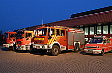 Feuerwehrfahrzeuge vor dem Rettungszentrum